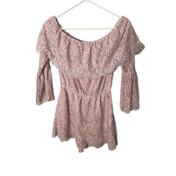 BB Dakota Mauve Lace Off-the-Shoulder Romper Size Small - Picture 2 of 9